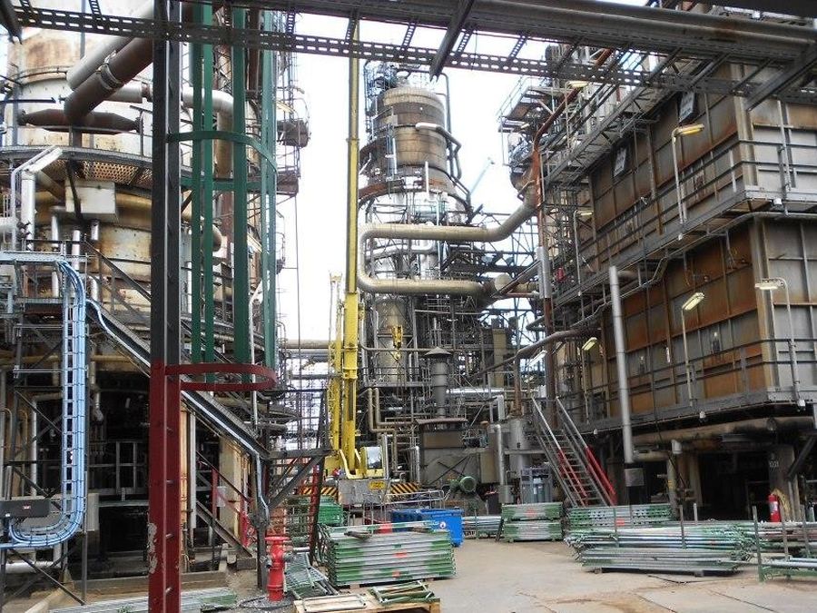 Procesinstallatie met kraan en steigerwerk
